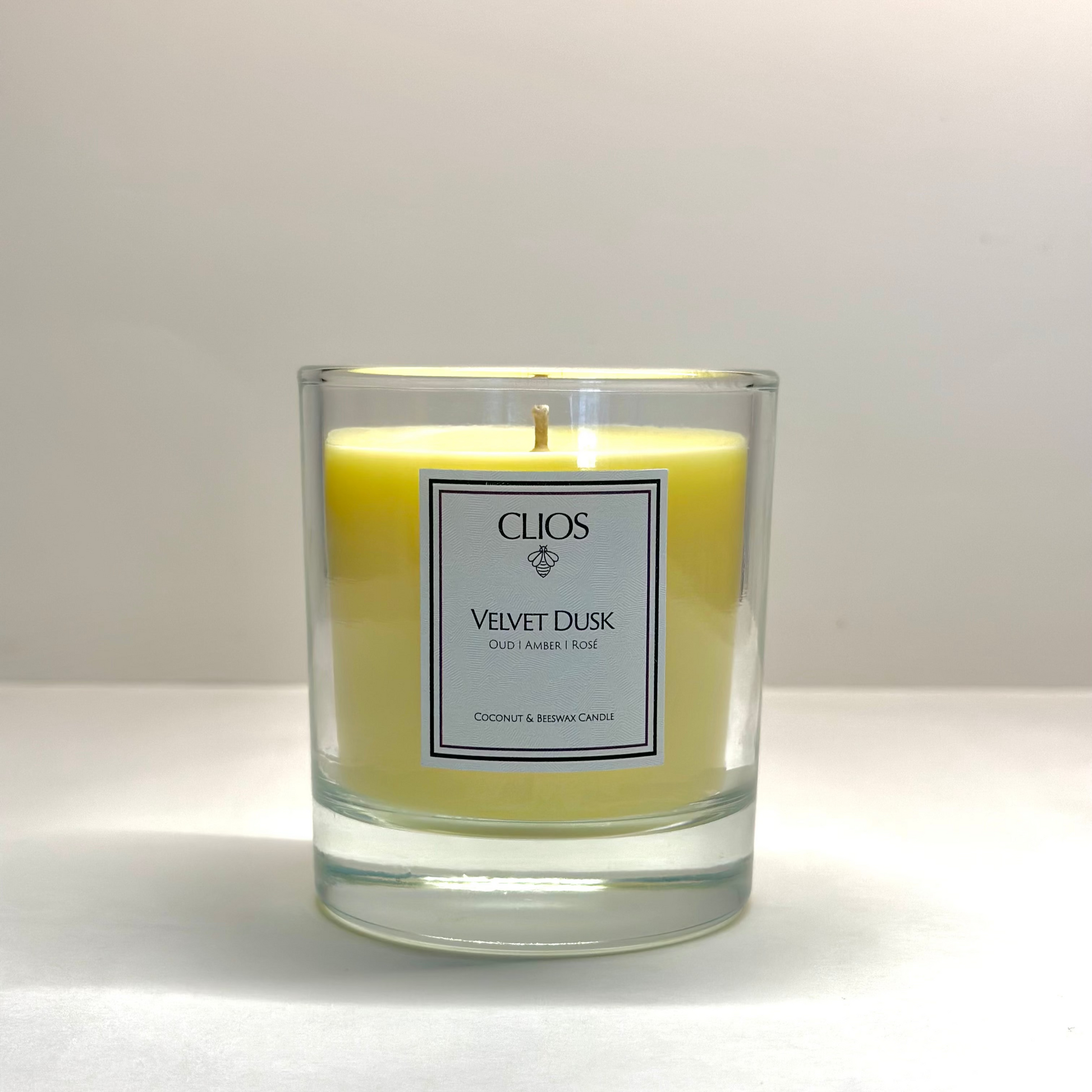 Velvet Dusk candle – artisan-made in Royal Leamington Spa with a clean coconut & beeswax blend. Fragrance of oud, amber, and rose, in minimalist luxury packaging with up to 60 hours burn time.